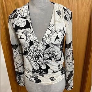White House Black Market Women’s Black & White Flowered Jersey Blouse Size XXS